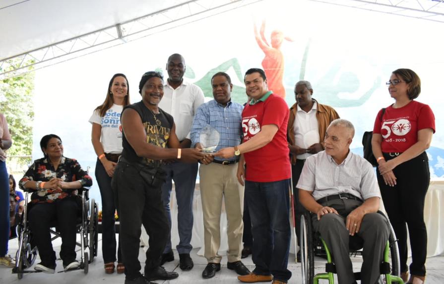 Ministro de Deportes reconoce a 12 atletas con discapacidad