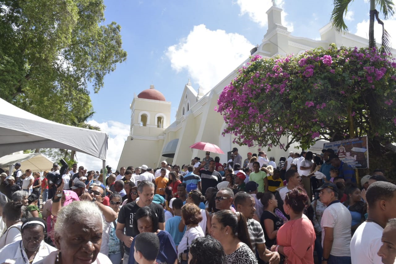 Como cada año, el santuario de la virgen de las Mercedes fue abarrotado desde el pasado domingo y este lunes, cuando millares de personas acudieron a venerar a la patrona.