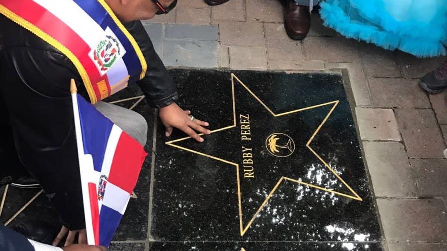 Una estrella para Rubby Pérez en el Paseo de la Fama Ceclia Cruz