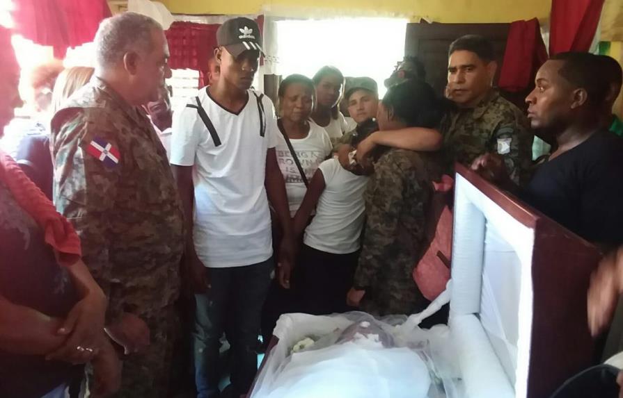 Comandante del Ejército asiste a velatorio de dos oficiales murieron en accidente