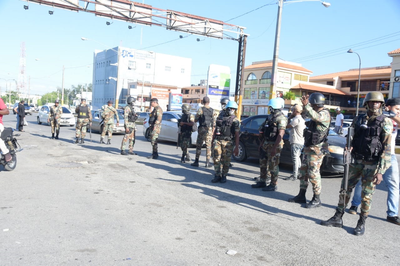 Militares en el 12 de Haina este lunes 25 de septiembre durante el paro de transporte de pasajeros.