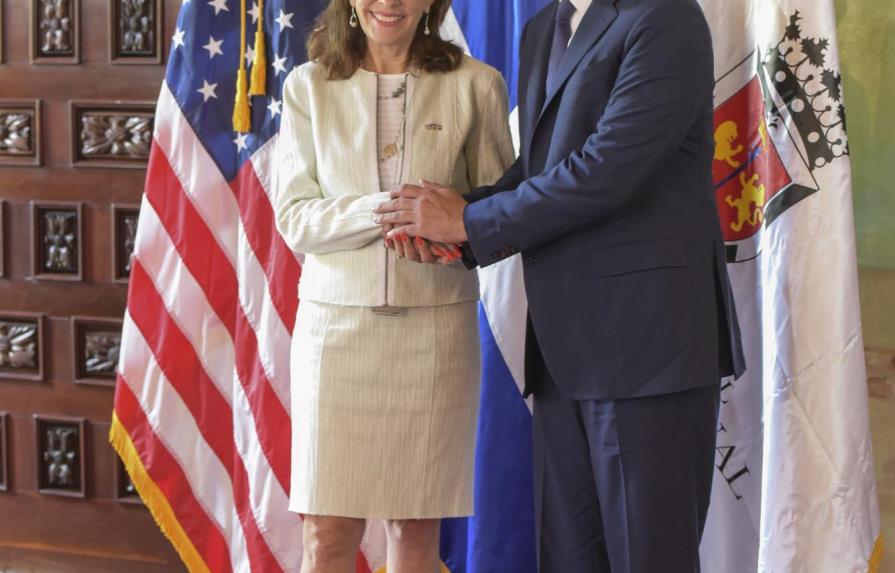 Embajadora de EEUU  visita a David Collado y  promete ayuda