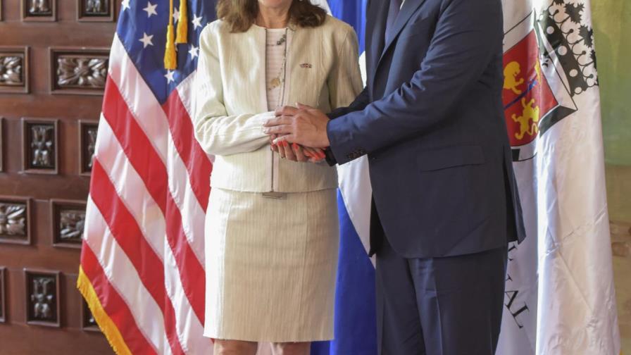 Embajadora de EEUU  visita a David Collado y  promete ayuda