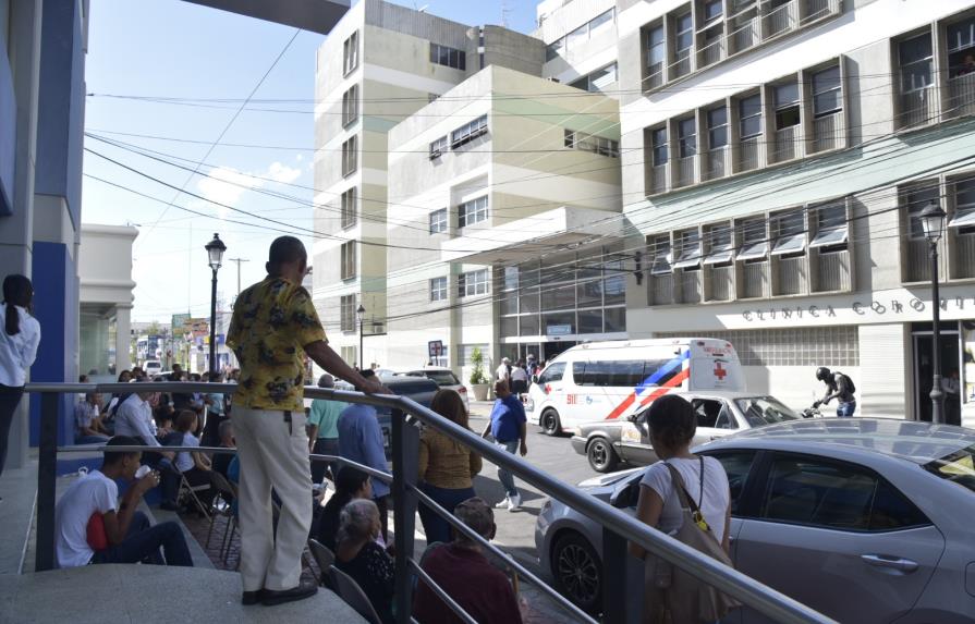 Incendio afecta clínica Corominas en Santiago