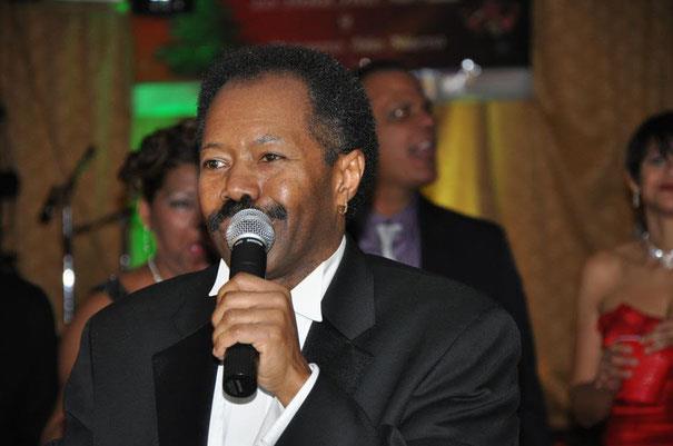 Fausto Rey se queja de que no ponen balada en la radio dominicana