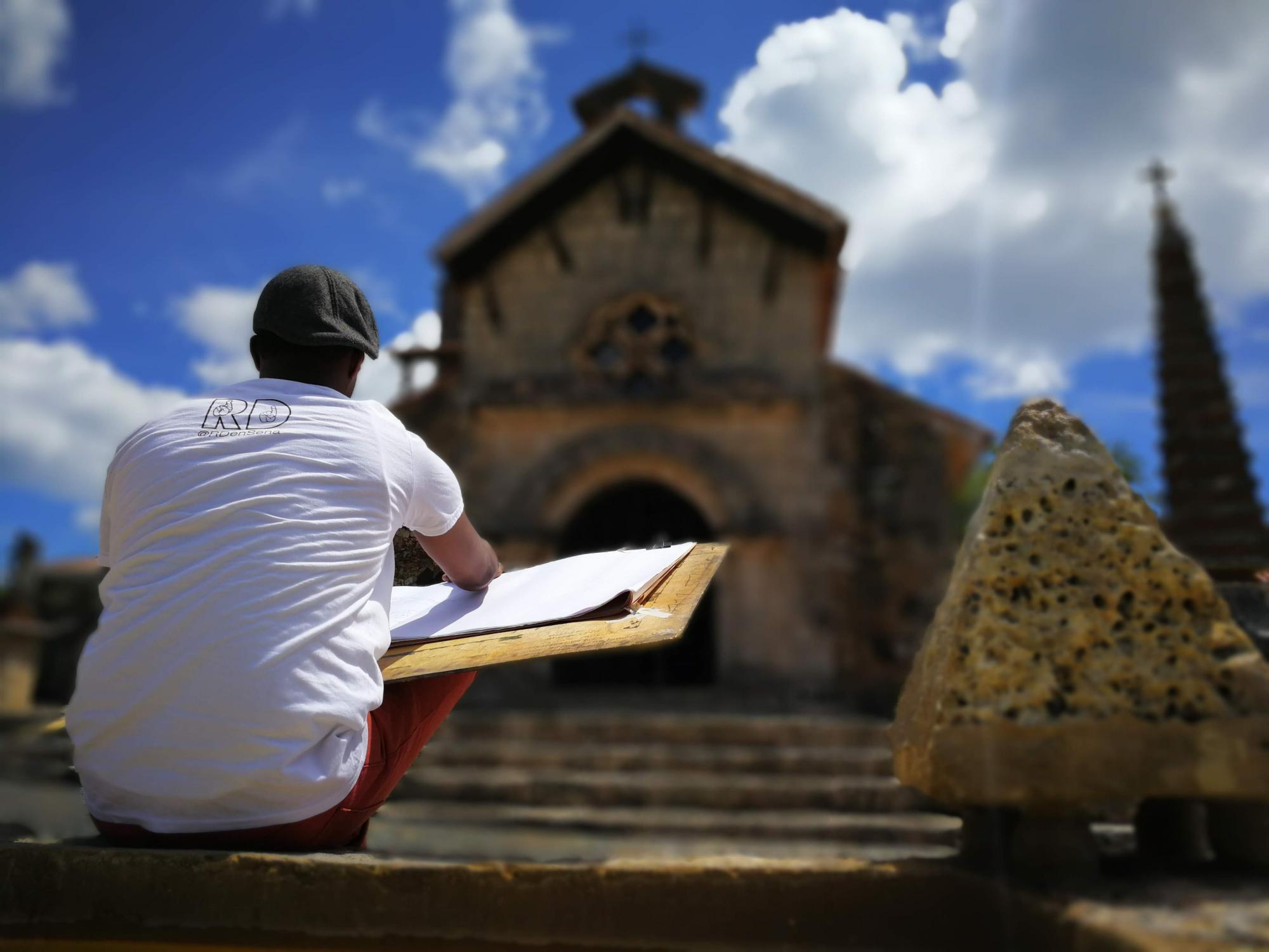 Luis Alberto Cancú traza un bosquejo en la Escuela de Diseño Altos de Chavón