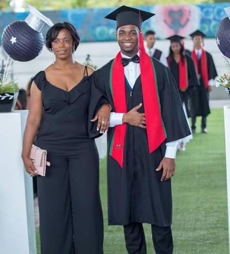 Luis Alberto con su Madre, Regina Cancú, el día de su graduación de bachillerato