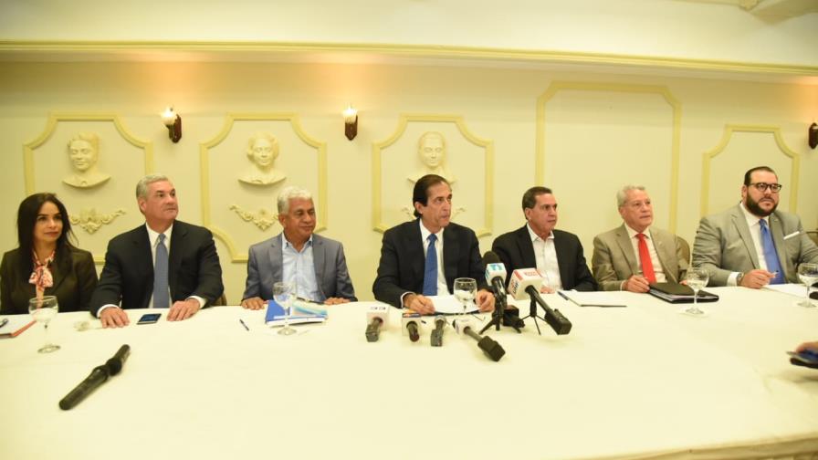 Gobierno y Fenatrado conformarán comisión para revisar Ley de Hidrocarburos Gobierno y Fenatrado conformarán comisión para revisar Ley de Hidrocarburos