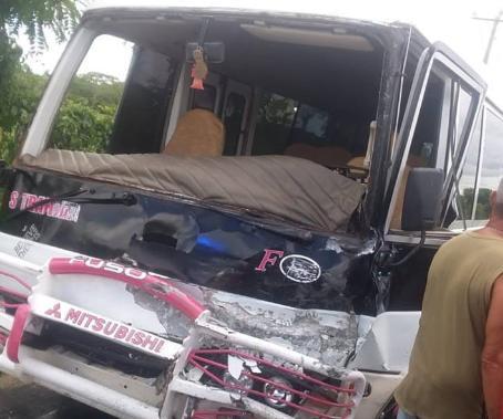 Un muerto y varios heridos en choque de guagua del transporte público con camión en Higüey