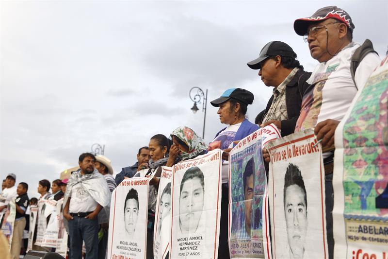 Padres de Ayotzinapa condenan exoneración de implicados en las desapariciones