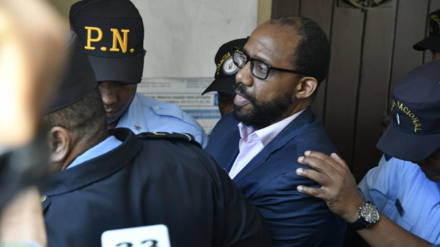 Trasladan a Pablo Ross a Najayo-hombres Trasladan a Pablo Ross a Najayo-hombres