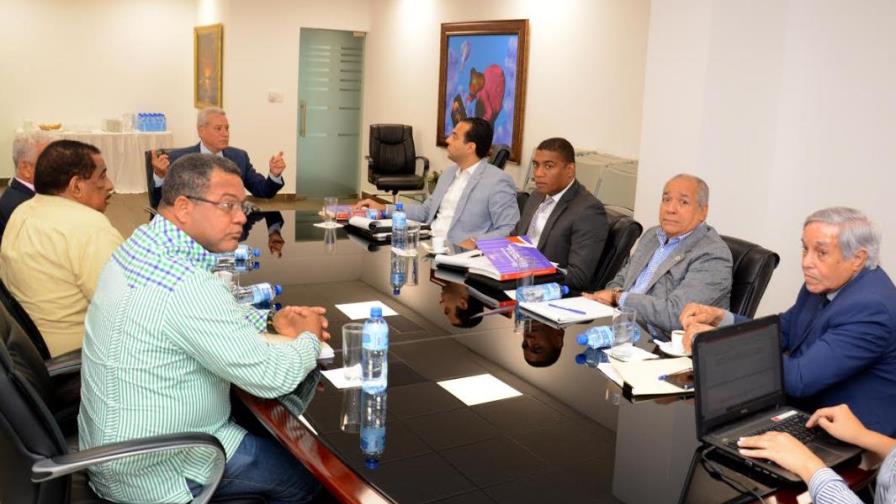 Gobierno y transportistas de carga revisan Ley de Hidrocarburos Gobierno y transportistas de carga revisan Ley de Hidrocarburos