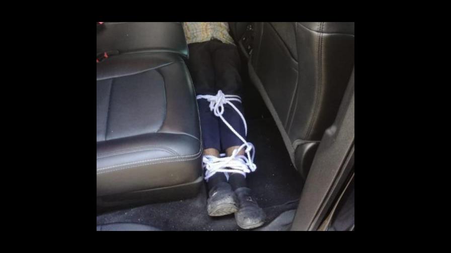 Hallan hombre amarrado dentro de un vehículo en la Lope de Vega; Policía lo interroga
