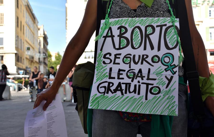 Decenas de chilenos se reúnen en favor del aborto “libre, seguro y gratuito”