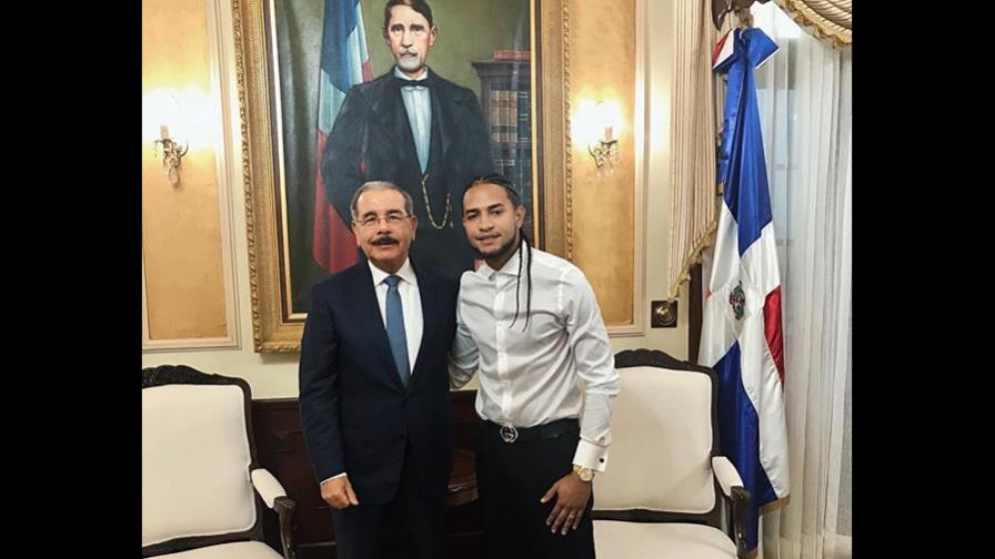 Mozart La Para visita al presidente Medina en el Palacio Nacional