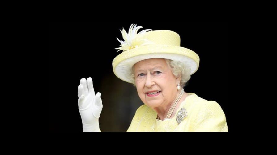 La reina Isabel II de Inglaterra tiene una mano postiza para saludar
