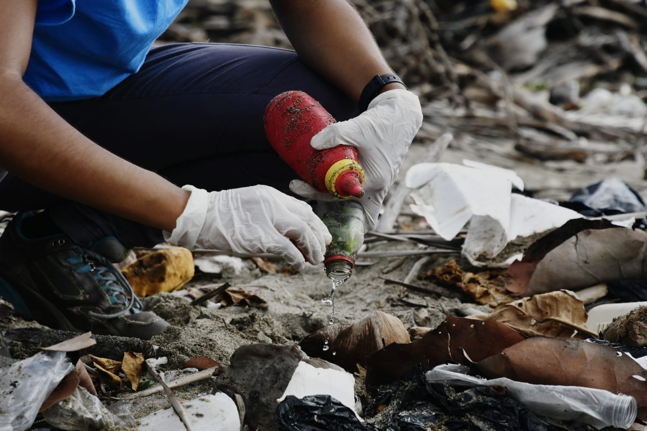 Voluntarios limpian la playa El Gringo, en Haina. 