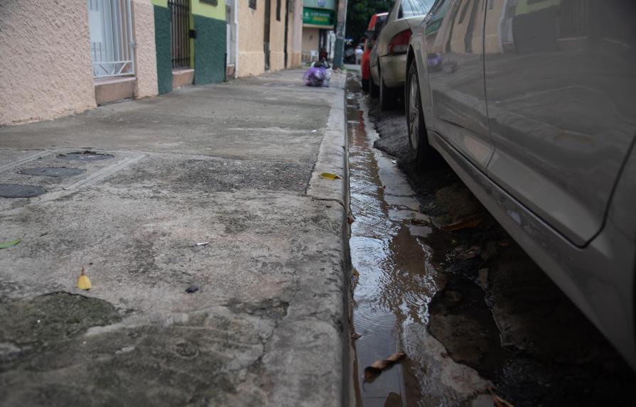 Residentes en Ciudad Nueva denuncian desperdicio de agua por tubería rota