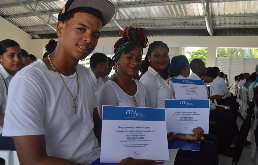 ITLA entrega 849 becas a munícipes de Boca Chica para estudiar inglés