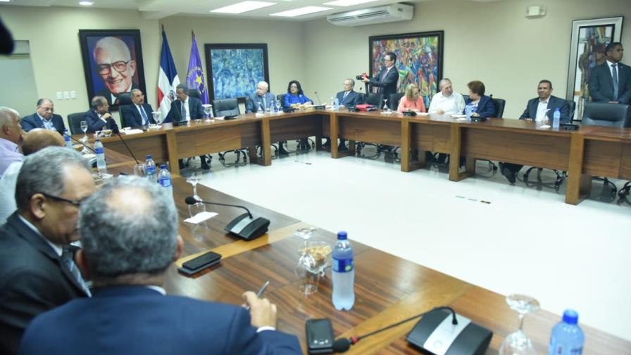 Se inicia la reunión del Comité Político del PLD; se espera traten sobre el reglamento de Ley de Partidos