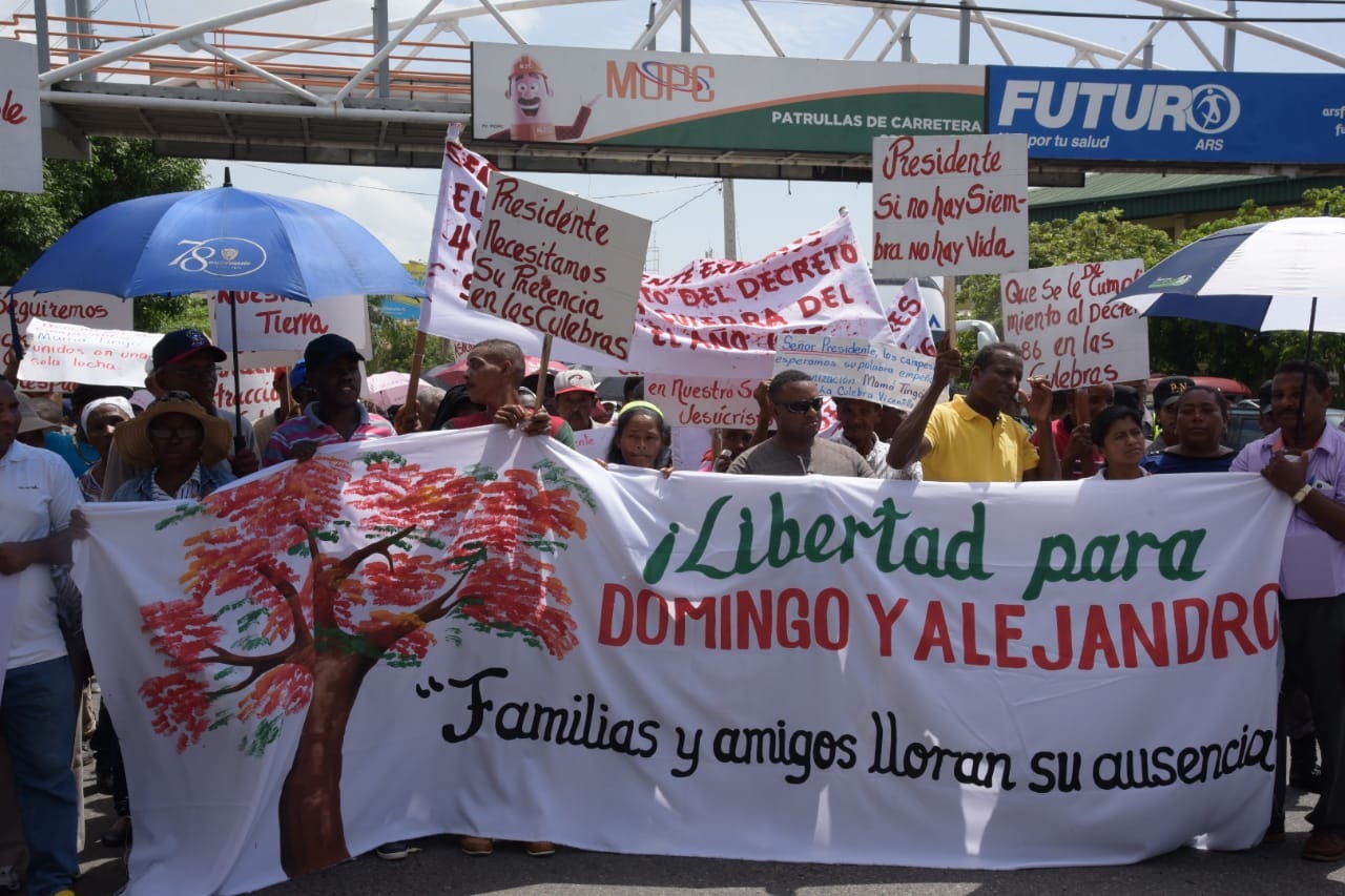 Las personas de la comunidad de Vicentillo, de Hato Mayor, marcharon este martes al Palacio Nacional por el desalojo que dijeron fueron víctima.
