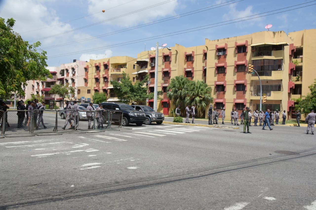 Policías custodian los alrededores del Palacio Nacional antes de la llegada de la marcha de los agricultores.