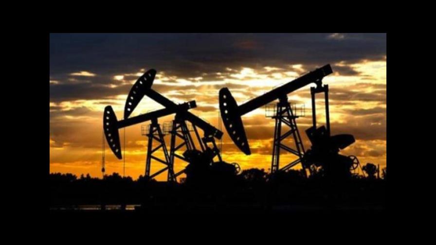 El petróleo de Texas cede centavos y cierra en 75.23 dólares