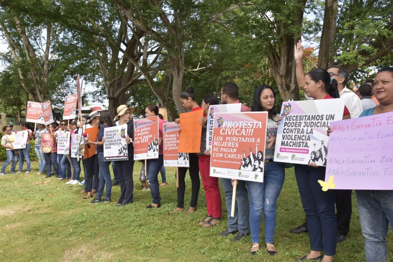 Grupo de personas que protestó frente al Palacio de Justicia de Salcedo exigiéndole a los jueces decidirse siempre por la prisión contra los agresores de las mujeres.