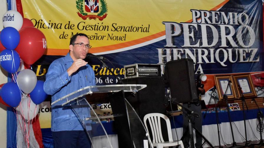 Navarro exhorta a maestros y estudiantes a ser referentes positivos para la sociedad