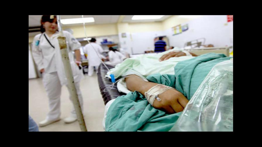 Médicos extraen un frasco de perfume del recto de un paciente 