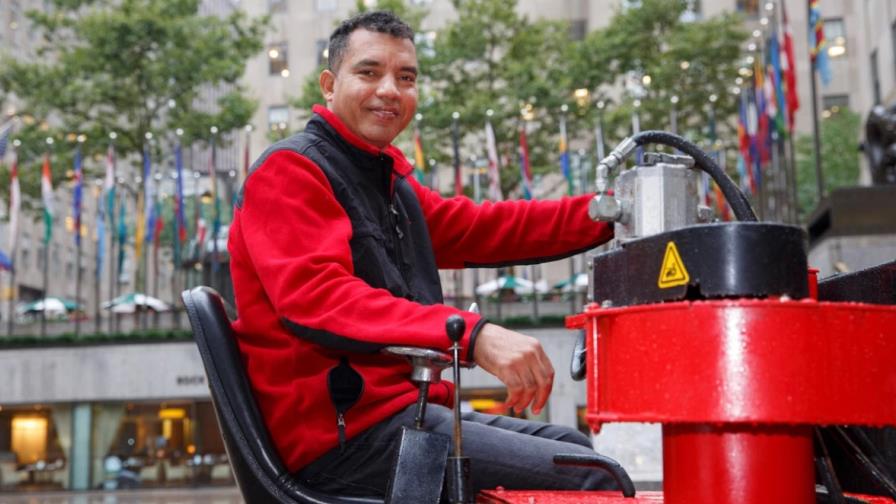 Un dominicano prepara la famosa pista de patinaje de hielo del Rockefeller Center
