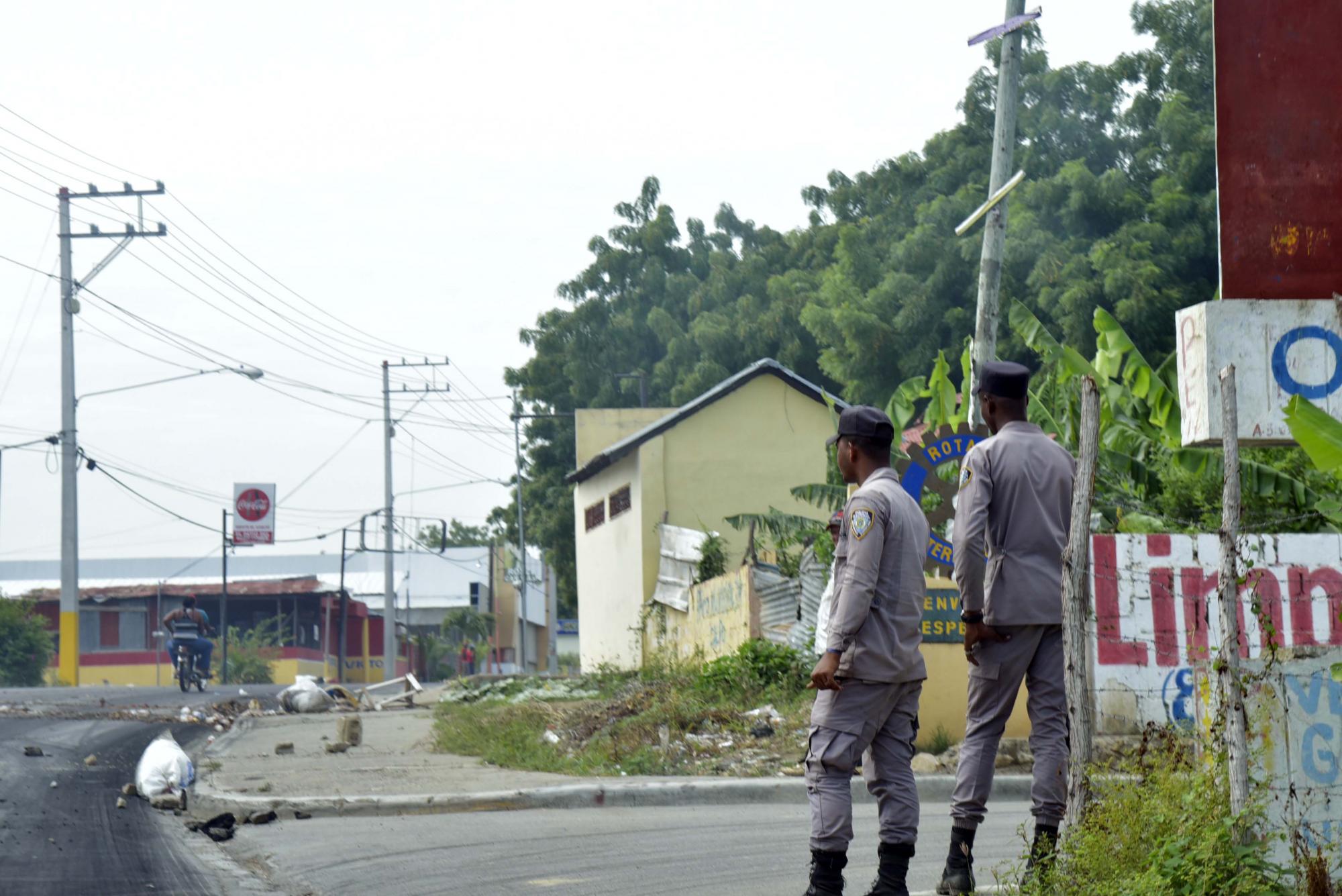 Agentes policiales realizan patrullaje.