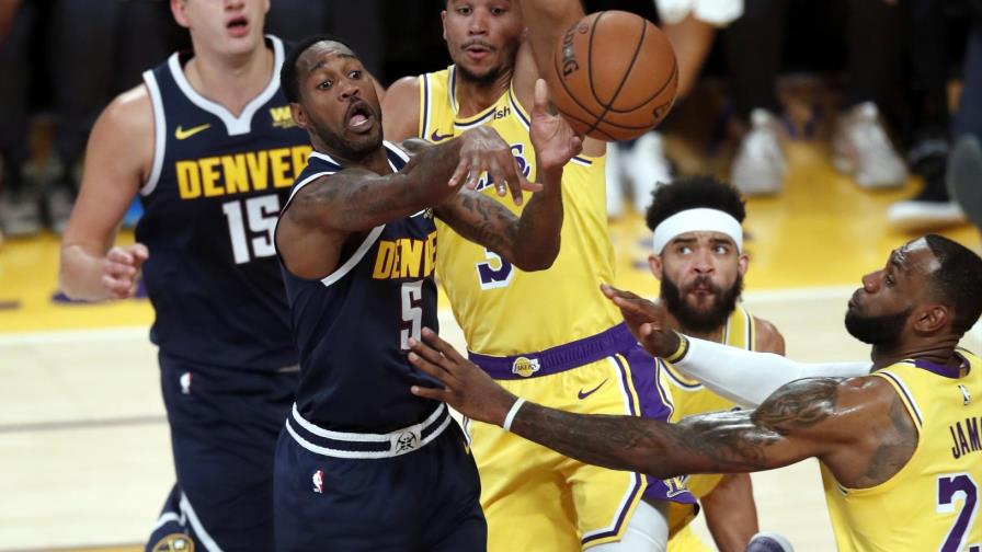 Los Nuggets estropean debut de James ante seguidores de los Lakers