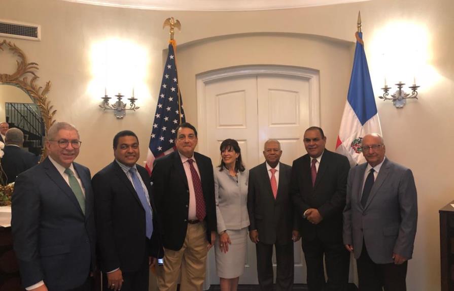 Embajadora de EEUU se reúne con directores de diarios dominicanos