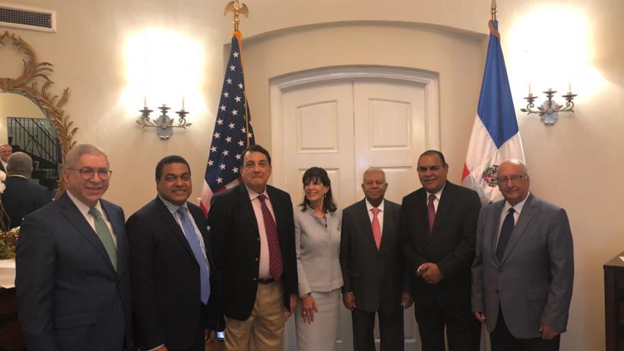 Embajadora de EEUU se reúne con directores de diarios dominicanos