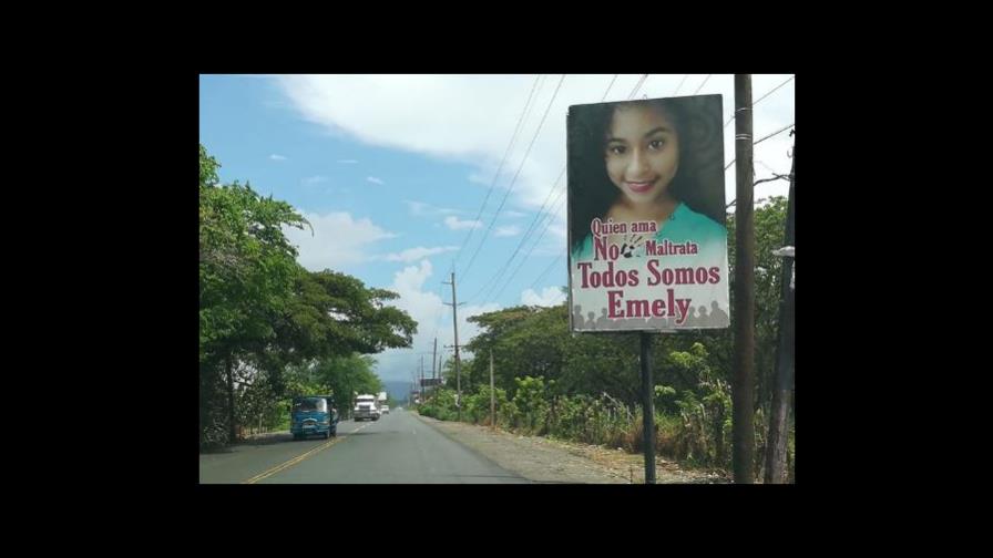 Un cartel de Emely Peguero recibe a los visitantes de San Francisco de Macorís