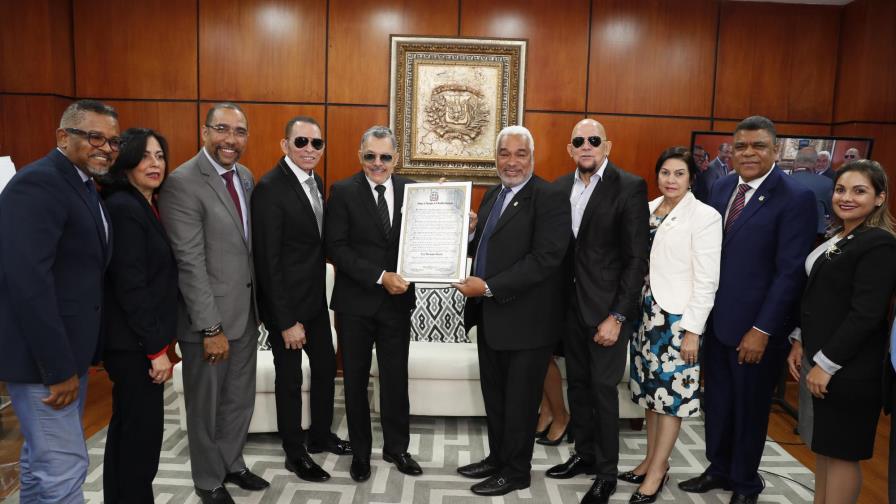 Cámara de Diputados reconoce trayectoria de los Hermanos Rosario en sus 40 años de carrera 