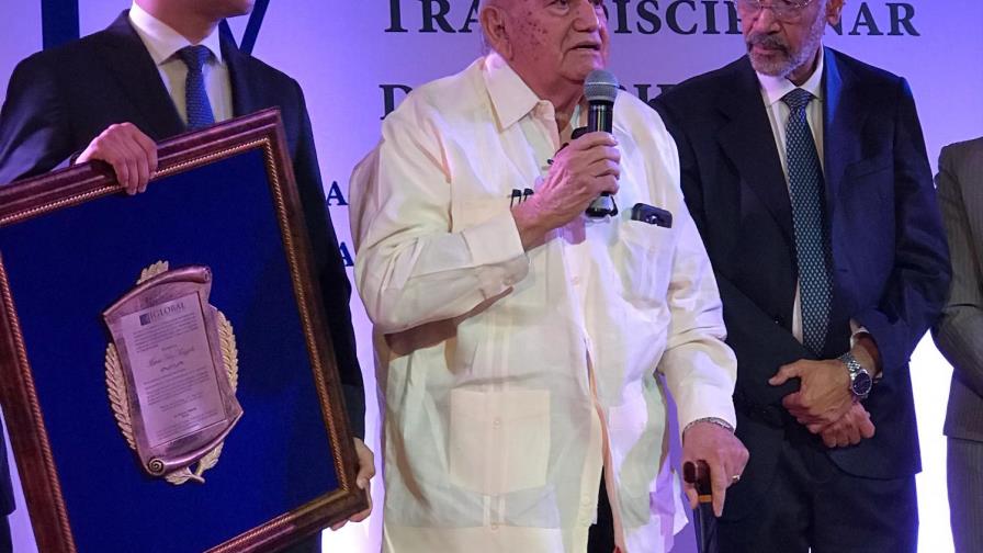 Honran a Veloz Maggiolo por aportes a las ciencias sociales Honran a Veloz Maggiolo por aportes a las ciencias sociales