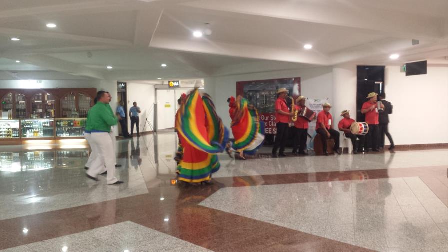 Con perico ripiao reciben a pasajeros de la nueva ruta de Spirit en el AILA