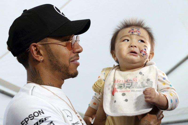 Lewis Hamilton tantea el título de Fórmula Uno en Japón
