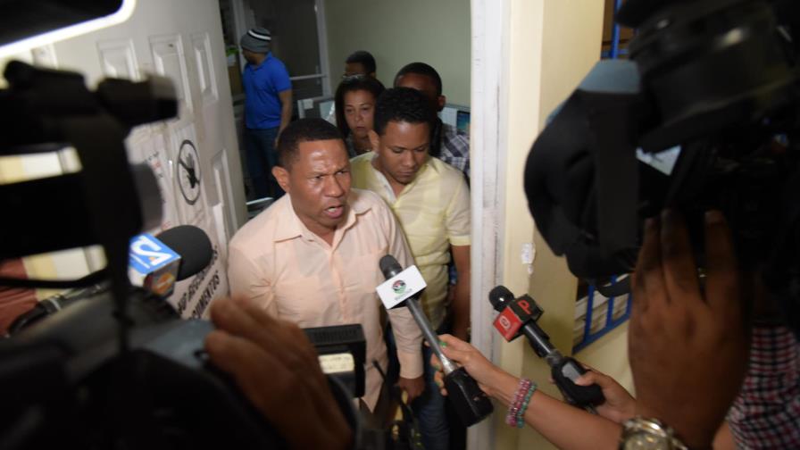 Dirigentes que ocupaban oficina de la Asociación de Profesores abandonan el lugar luego de acuerdo Dirigentes que ocupaban oficina de la Asociación de Profesores abandonan el lugar luego de acuerdo