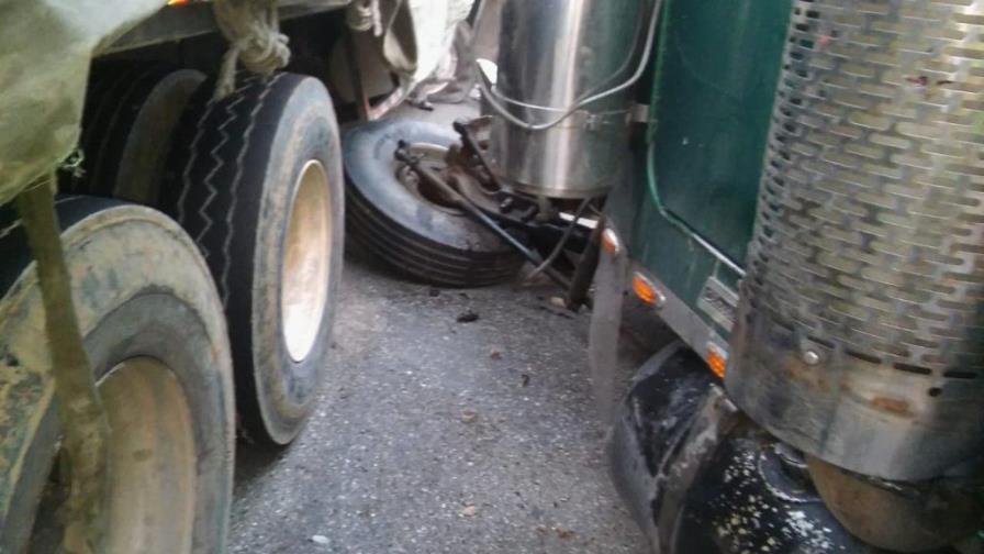 Accidente entre dos patanas en la autopista 6 de Noviembre congestiona el tránsito en esa zona 