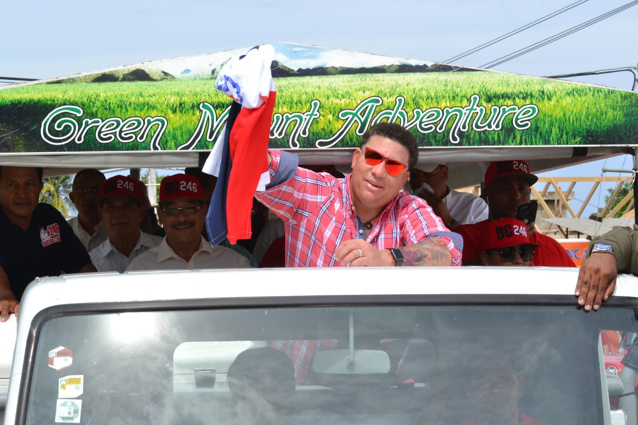 El lanzador dominicano Bartolo Colón, encabeza una caravana que recorrió Puerto Plata.