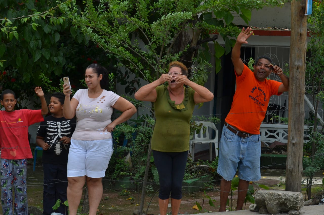 Fanáticos del béisbol dan la bienvenida a Bartolo Colón a su llega a la República Dominicana.