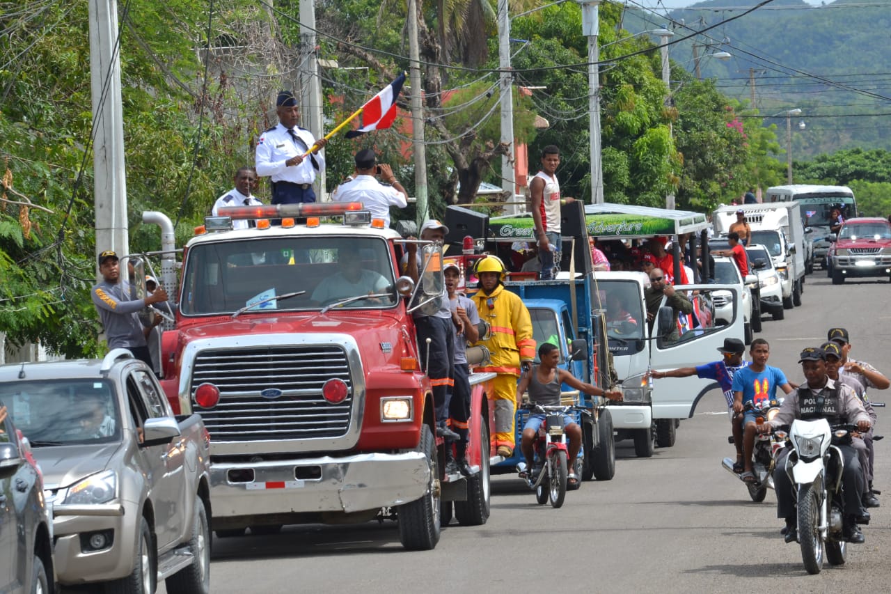 Fanáticos del béisbol acompañan a Bartolo Colón en una caravana a su llega al país.