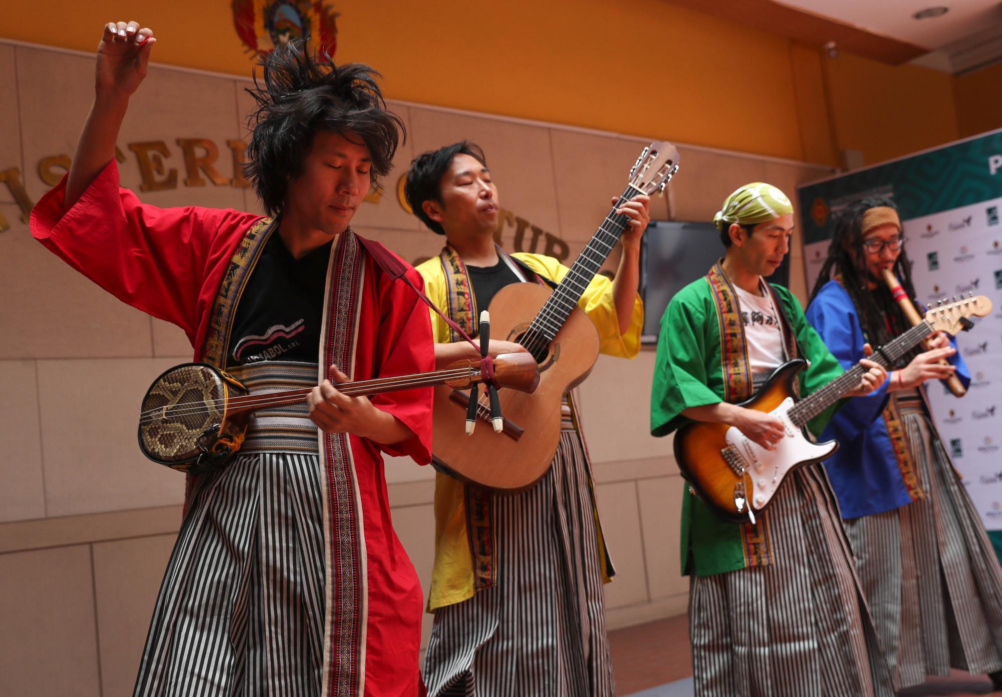 Fusión de música japonesa y boliviana 