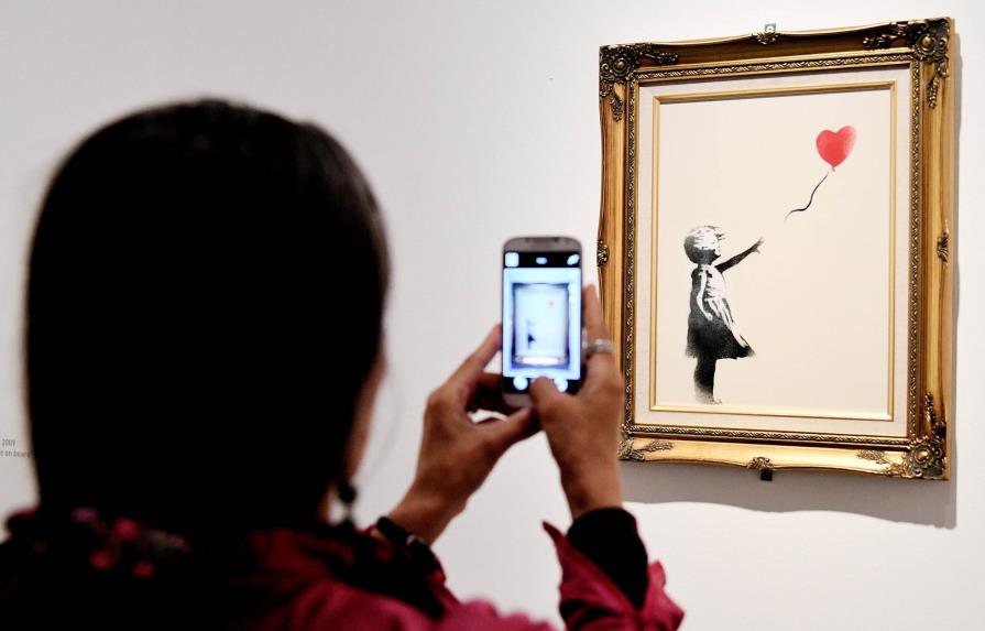 Obra de arte de Banksy se autodestruye tras ser vendida