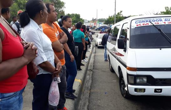 Miles de pasajeros del Gran Santo Domingo con dificultades para trasladarse este lunes