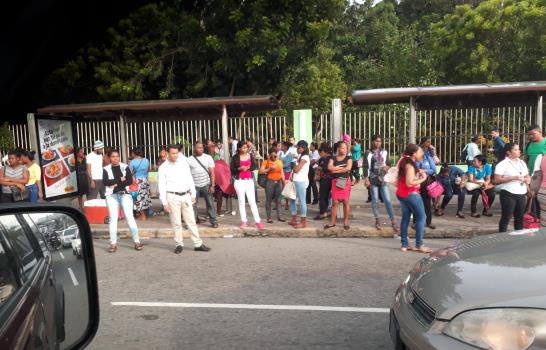 Miles de pasajeros del Gran Santo Domingo con dificultades para trasladarse este lunes