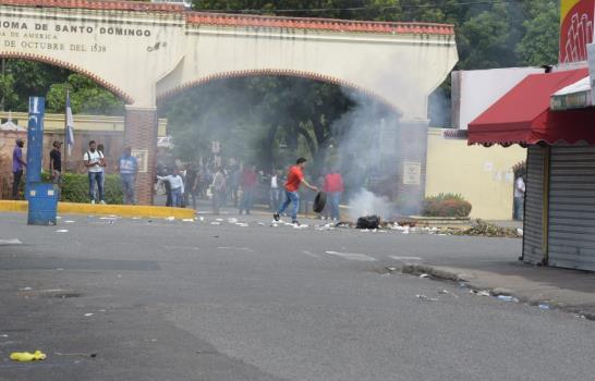 Estudiantes de la UASD paralizan el tránsito en la avenida Correa y Cidrón